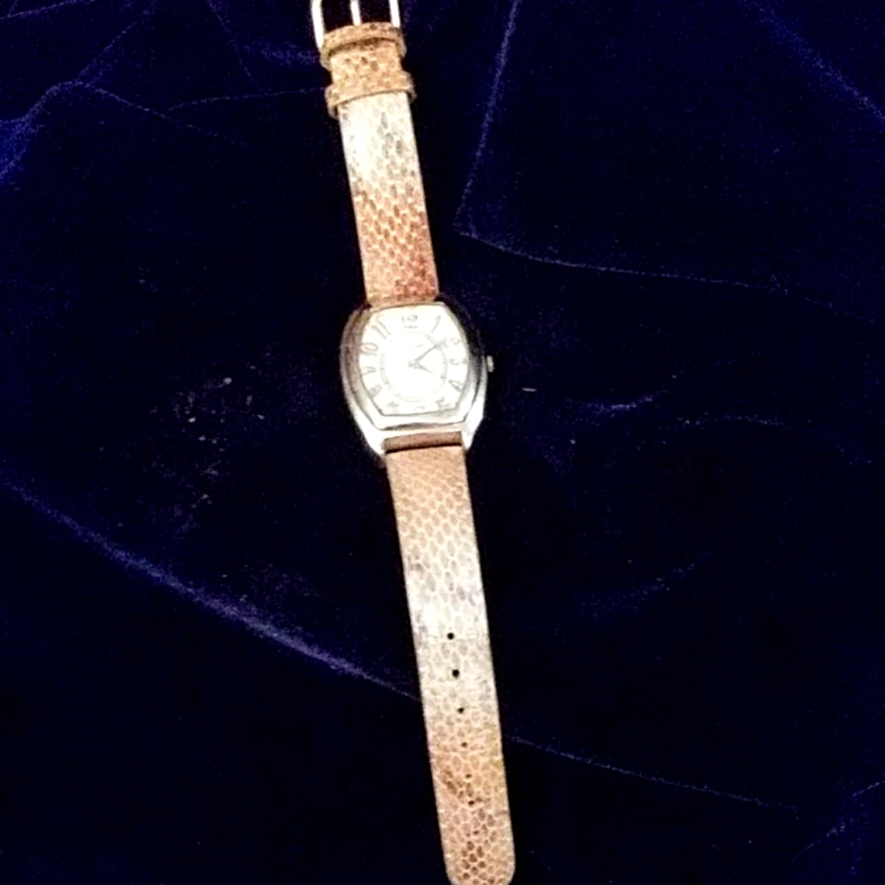 Gossip watch in beige.